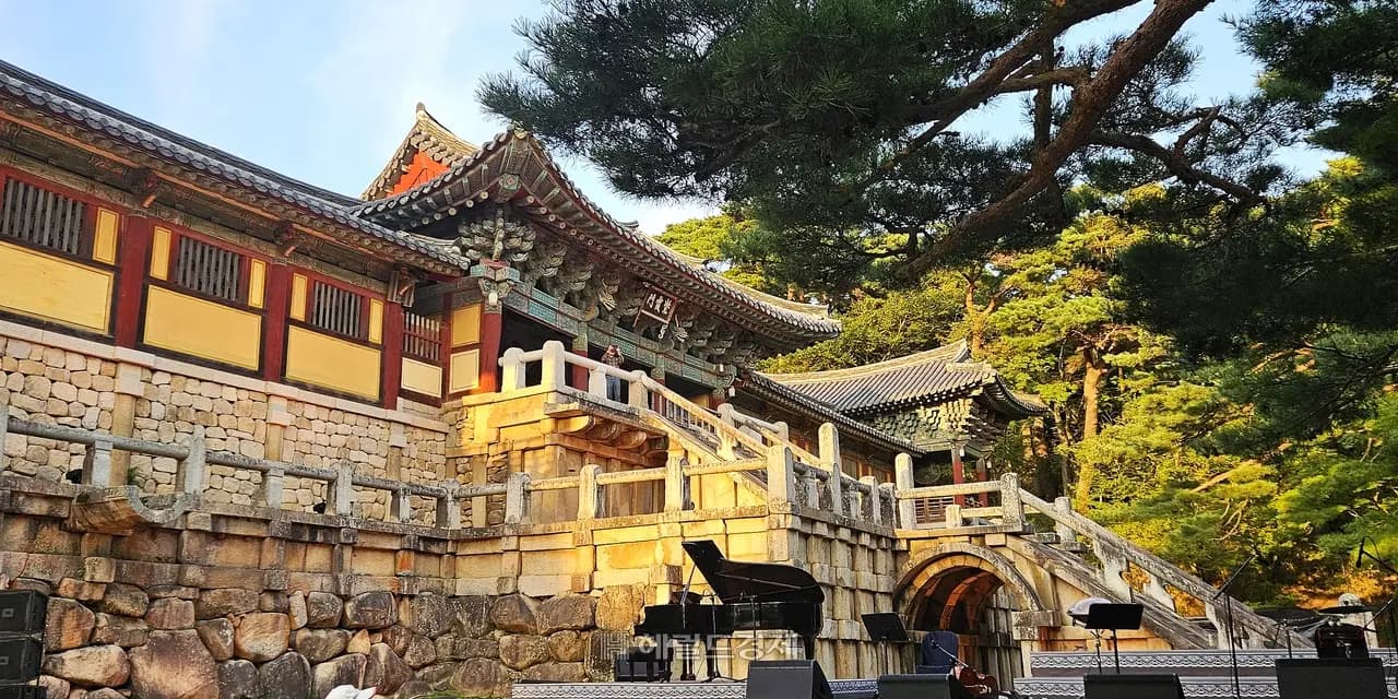 韓國慶州佛國寺,午後自然光下的古寺與松樹
