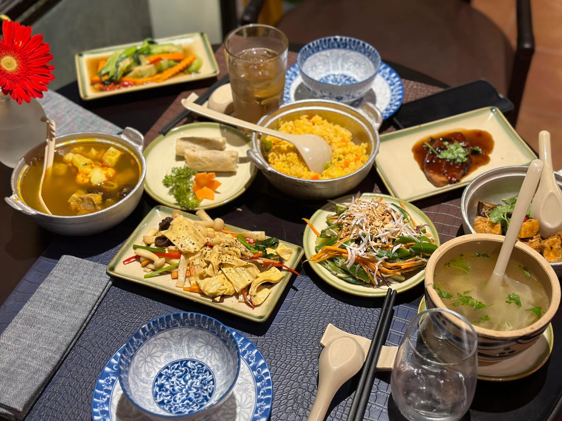 越南蔬食餐桌俯拍,整桌豐盛的素食料理