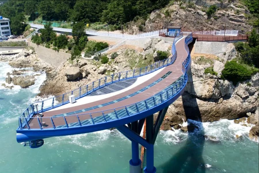 釜山青沙浦天空步道,旅人走在海岸線上方